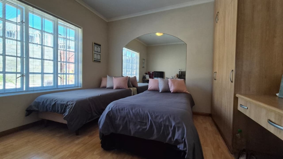 5 Bedroom Property for Sale in Middedorp Western Cape